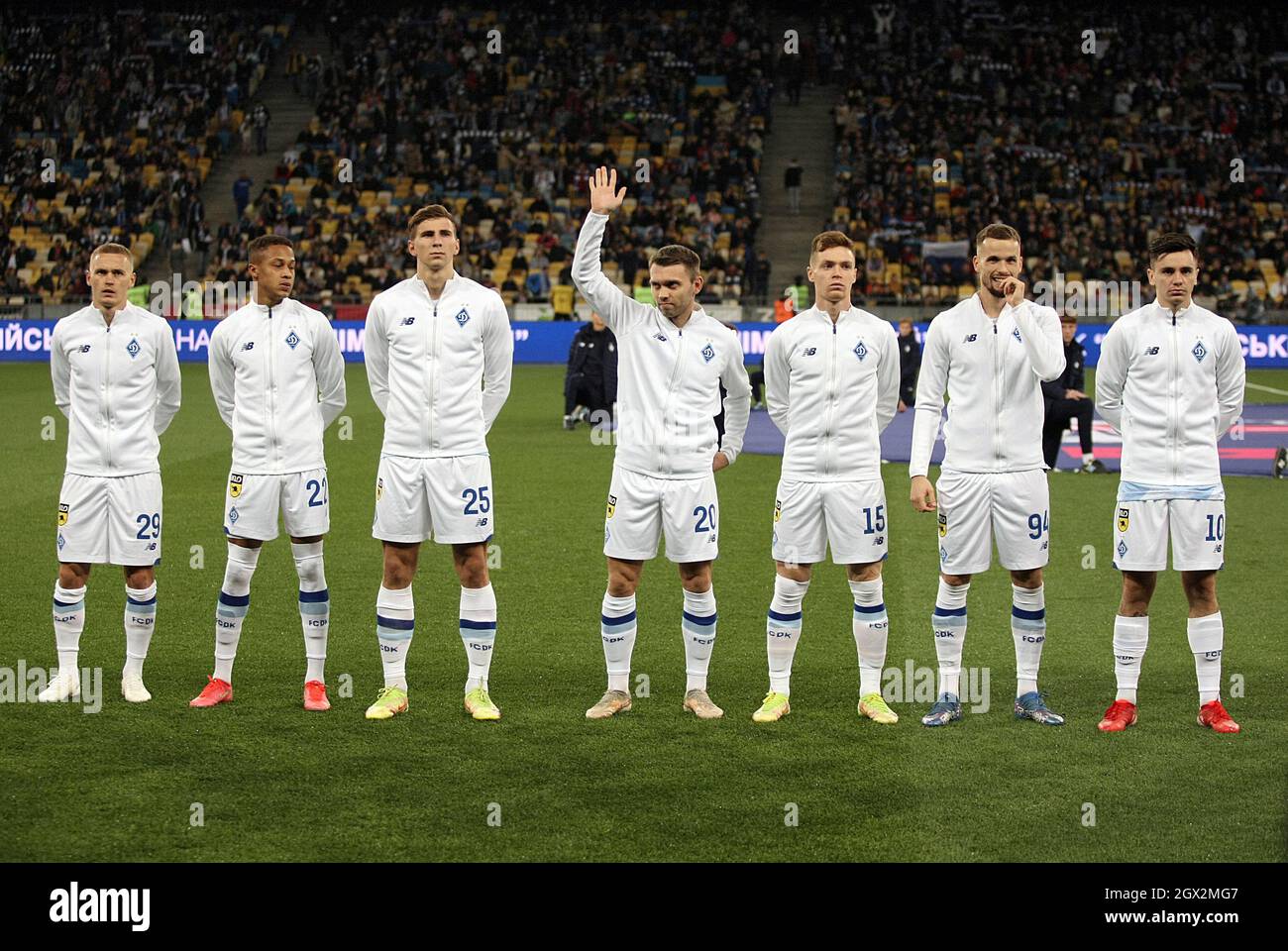KIEV, UCRAINA - 03 OTTOBRE 2021 - i giocatori di FC Dynamo Kyiv sono visti prima della partita della Premier League Ucraina del 10° turno contro il FC Shakhtar Foto Stock