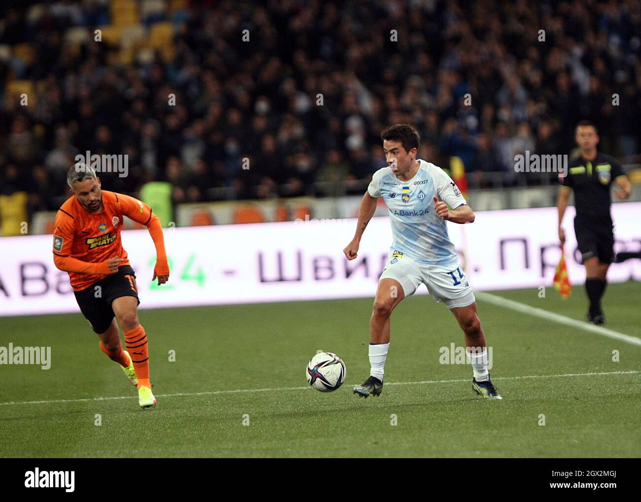 KIEV, UCRAINA - 03 OTTOBRE 2021 - i centrocampisti del FC Shakhtar Donetsk Marlos e del FC Dynamo Kyiv Carlos de pena combattono per la palla durante l'Ucraina Foto Stock