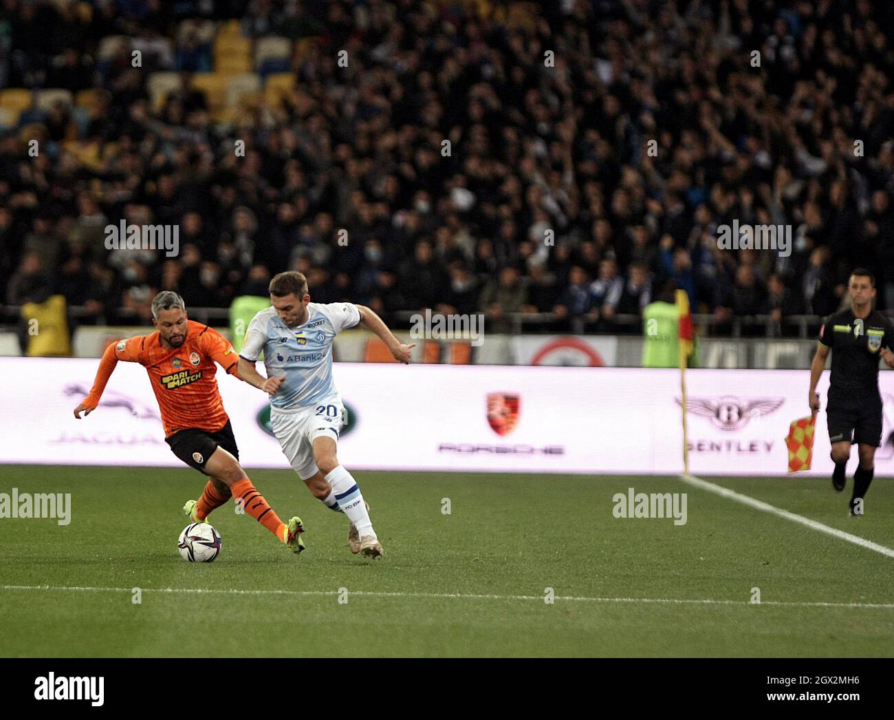 KIEV, UCRAINA - 03 OTTOBRE 2021 - i centrocampisti del FC Shakhtar Donetsk Marlos e del FC Dynamo Kyiv Oleksandr Karavayev combattono per la palla durante l'Ukra Foto Stock