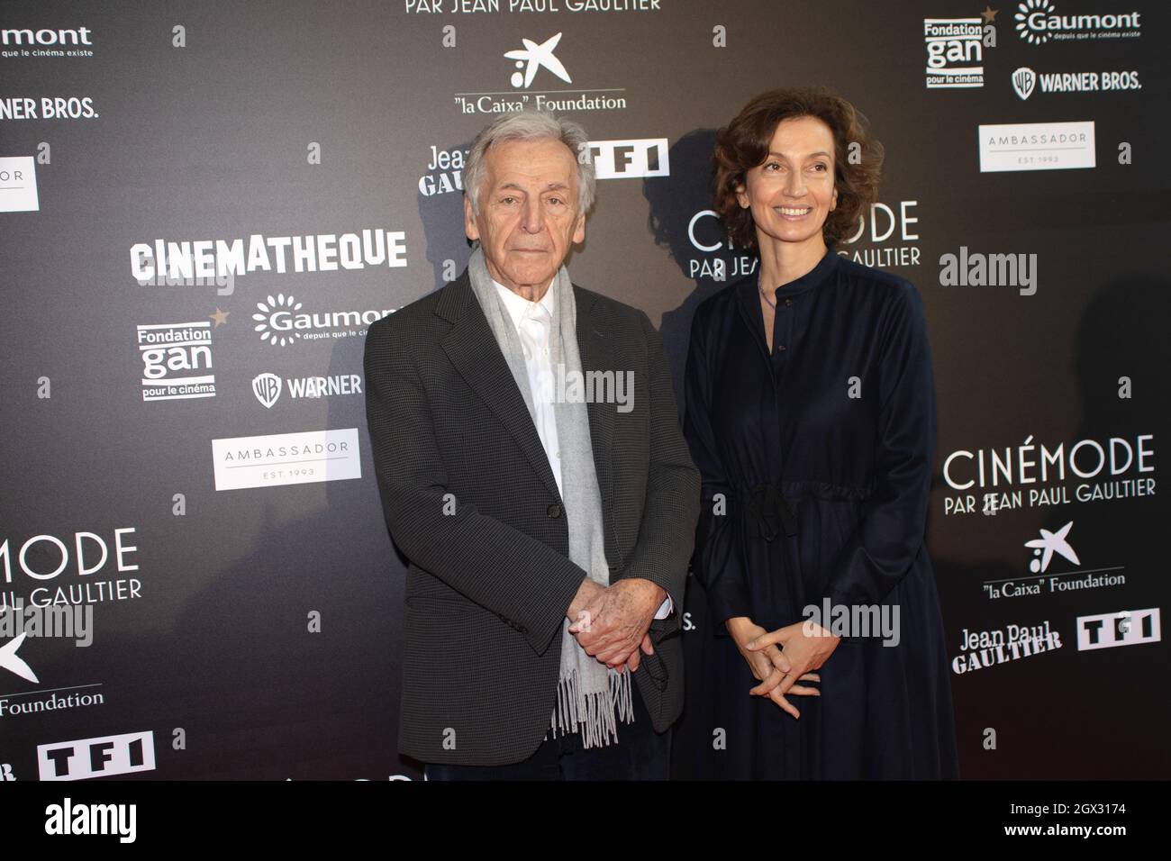 Parigi, Francia, il 3 ottobre, Cinemode, la mostra della JP Gaultier, Costa Gavras e Audrey Azoulay, il credito di alamy/di alamy di alamy: Le notizie dal vivo di Loock del francese/Alamy Foto Stock