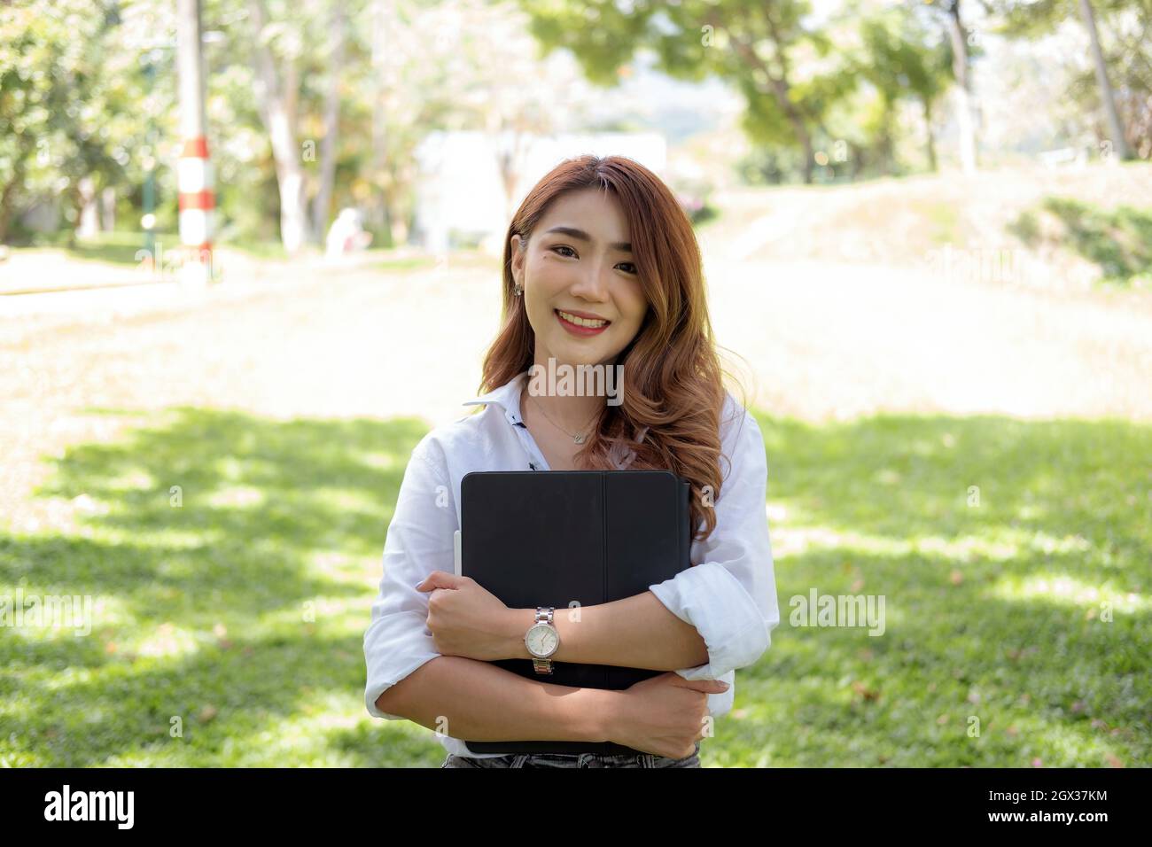 Ritratto asian donna università con tablet digitale al parco in un campus, concetto di istruzione Foto Stock