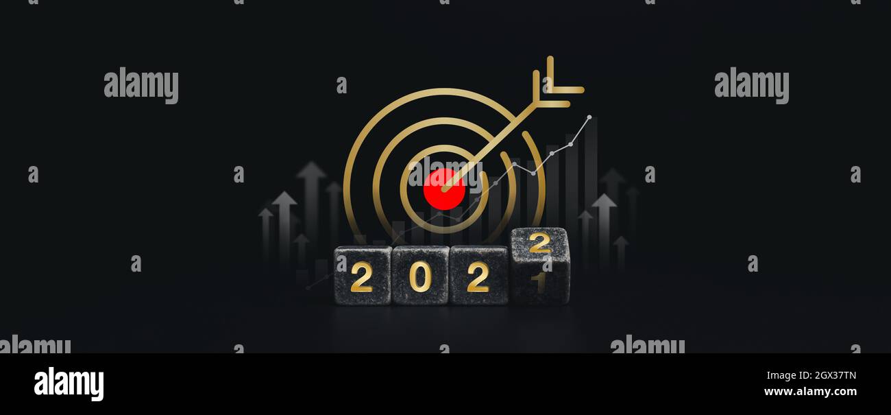 2022 felice anno nuovo e successo concept banner con grande obiettivo d'oro simbolo icona sul oro 2022 numeri su flipping nero blocchi di dadi con Foto Stock