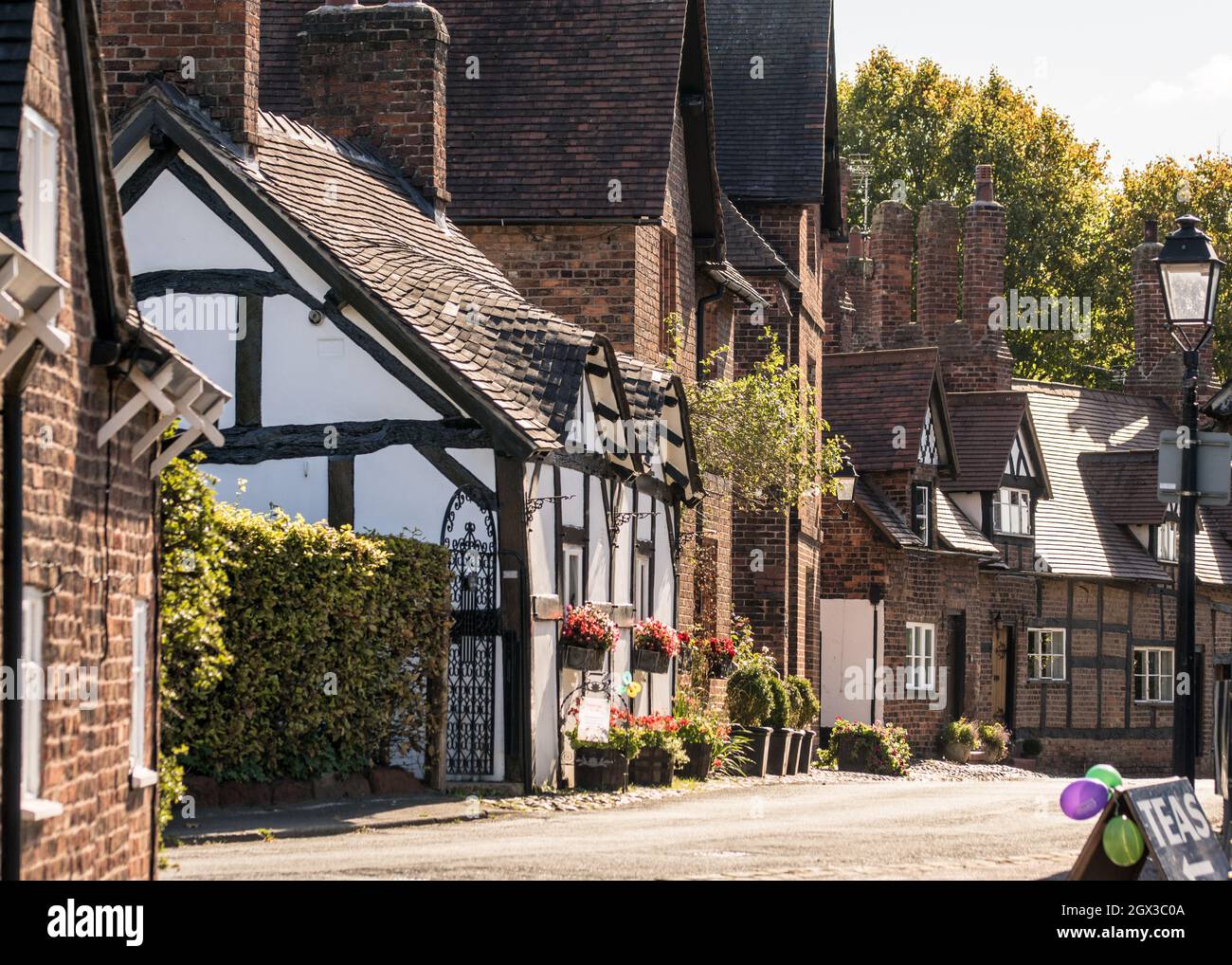 Street accanto a edifici in Un pittoresco villaggio inglese Foto Stock