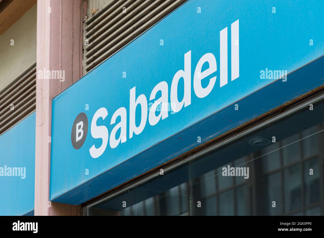 VALENCIA, SPAGNA - OTTOBRE 03, 2021: Il Banco Sabadell è una banca d'investimento spagnola e società di servizi finanziari Foto Stock