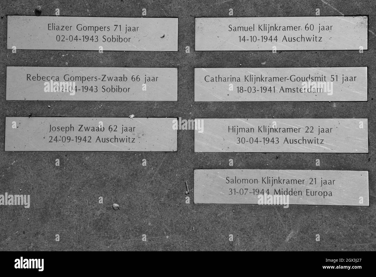 Amsterdam, Paesi Bassi. Settembre 20231. Targhe sul marciapiede in memoria degli ebrei deportati durante la seconda Guerra Mondiale. Foto di alta qualità Foto Stock
