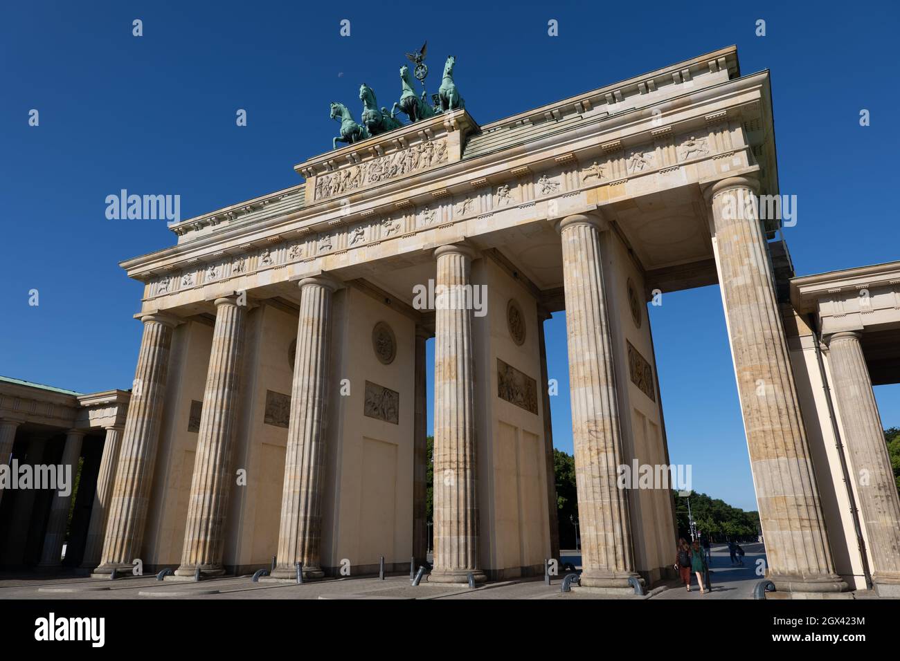 Germania, Berlino, porta di Brandeburgo, pietra miliare monumentale della città, architettura in stile neoclassico. Foto Stock