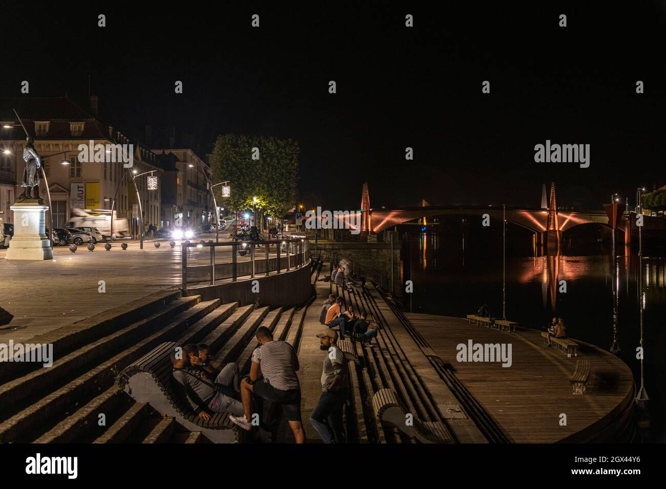 La gente si è riunita in serata sui gradini per il fiume Saone con il ponte Saint Laurent Pont alle spalle, Chalon-sur-Saone Francia orientale. Foto Stock