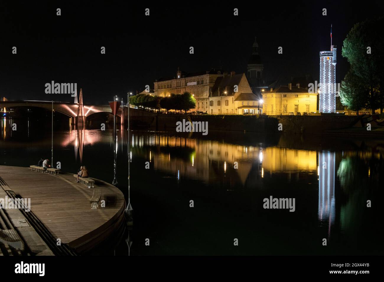 Vista notturna sul fiume Saone verso l'isola di Saint Laurent a Chalon-sur-Saone, Francia orientale. Foto Stock