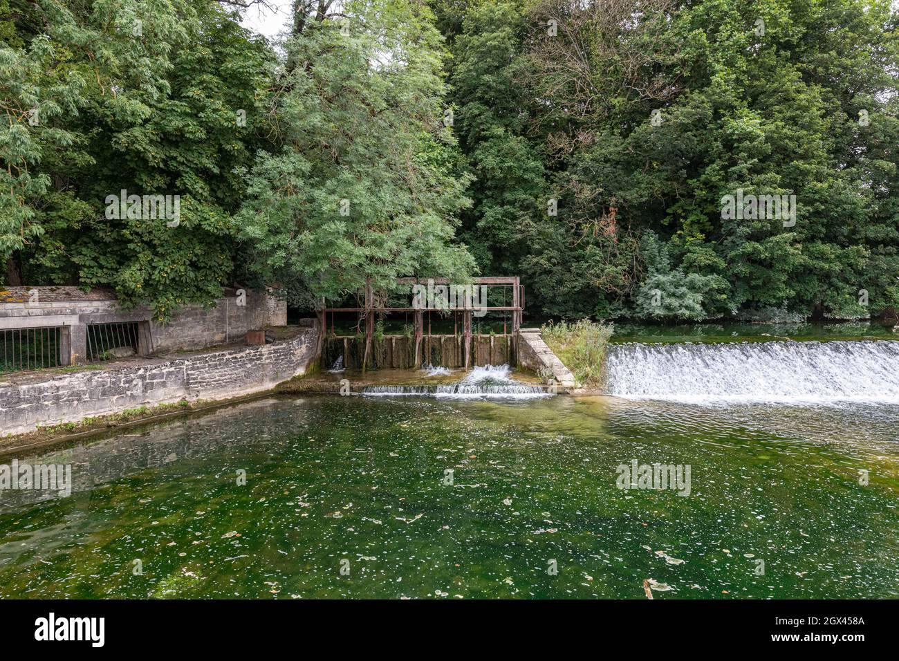 Uno stramazzo sul fiume Tille a Lux, Cote-d'Or, Francia Foto Stock