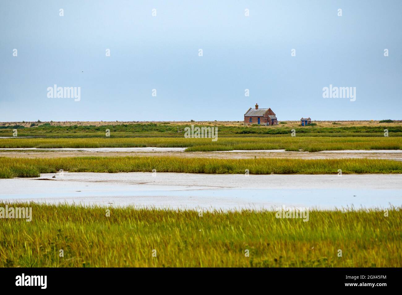 Vista della Blakeney Watch House sul fiume Glaven e le paludi nella Riserva Naturale Naturale di Blakeney, Norfolk, Inghilterra. Foto Stock