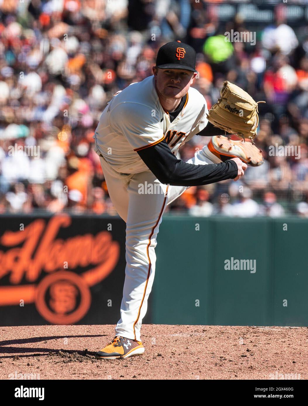 San Francisco, Stati Uniti. Ottobre 03 2021 San Francisco CA, U.S.A. San Francisco lanciando il lanciatore Logan Webb (62) colpisce otto Padres oltre sette inning e ha colpito la sua prima carriera a casa corsa durante la partita MLB tra i San Diego Padres e i San Francisco Giants. I giganti hanno vinto il 11-4 e hanno conquistato il campionato NL West all'Oracle Park San Francisco Calif. Thurman James/CSM Credit: CAL Sport Media/Alamy Live News Foto Stock