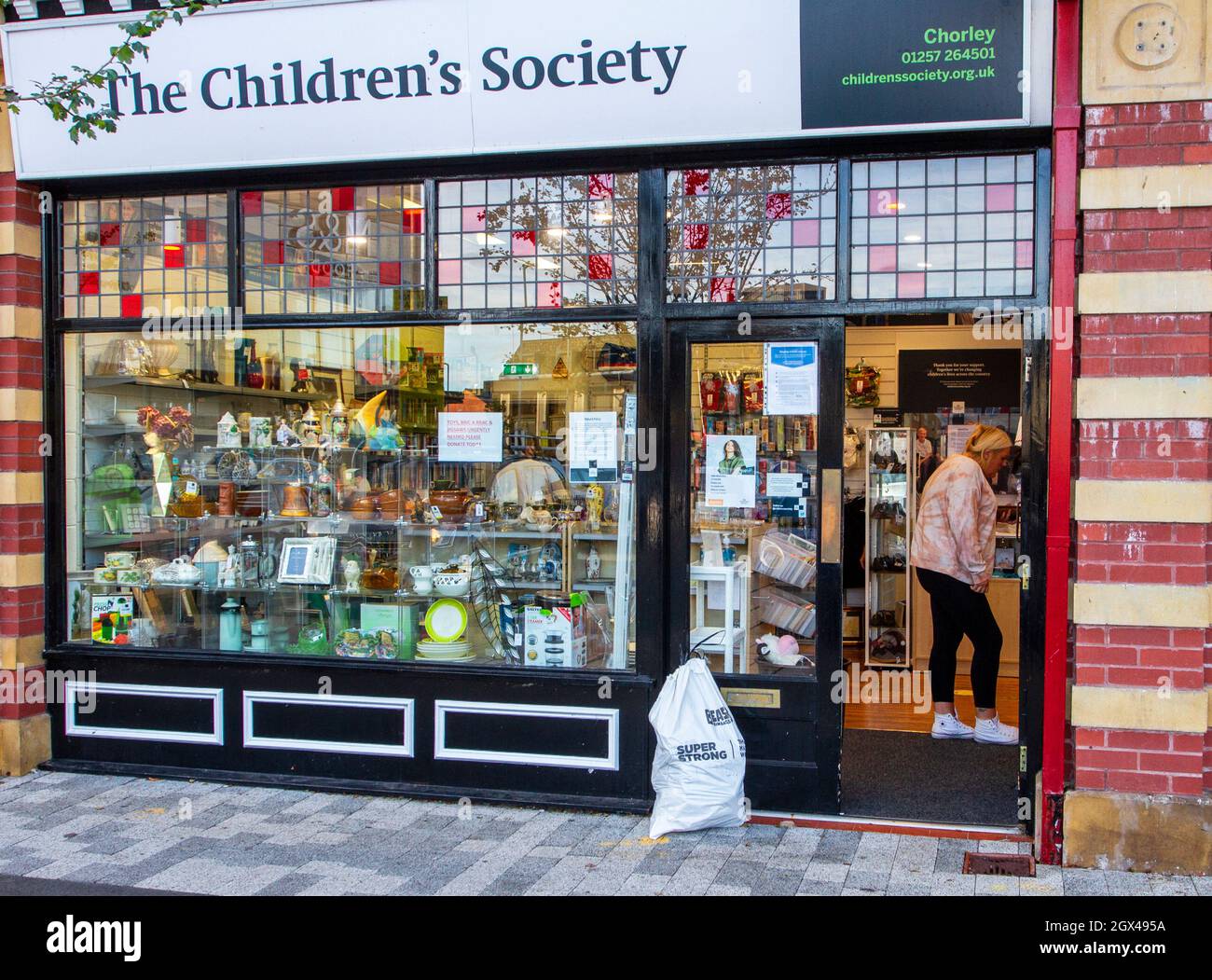 Articoli donati al negozio di beneficenza "The Children's Society" di Chorley, Lancashire, Regno Unito Foto Stock