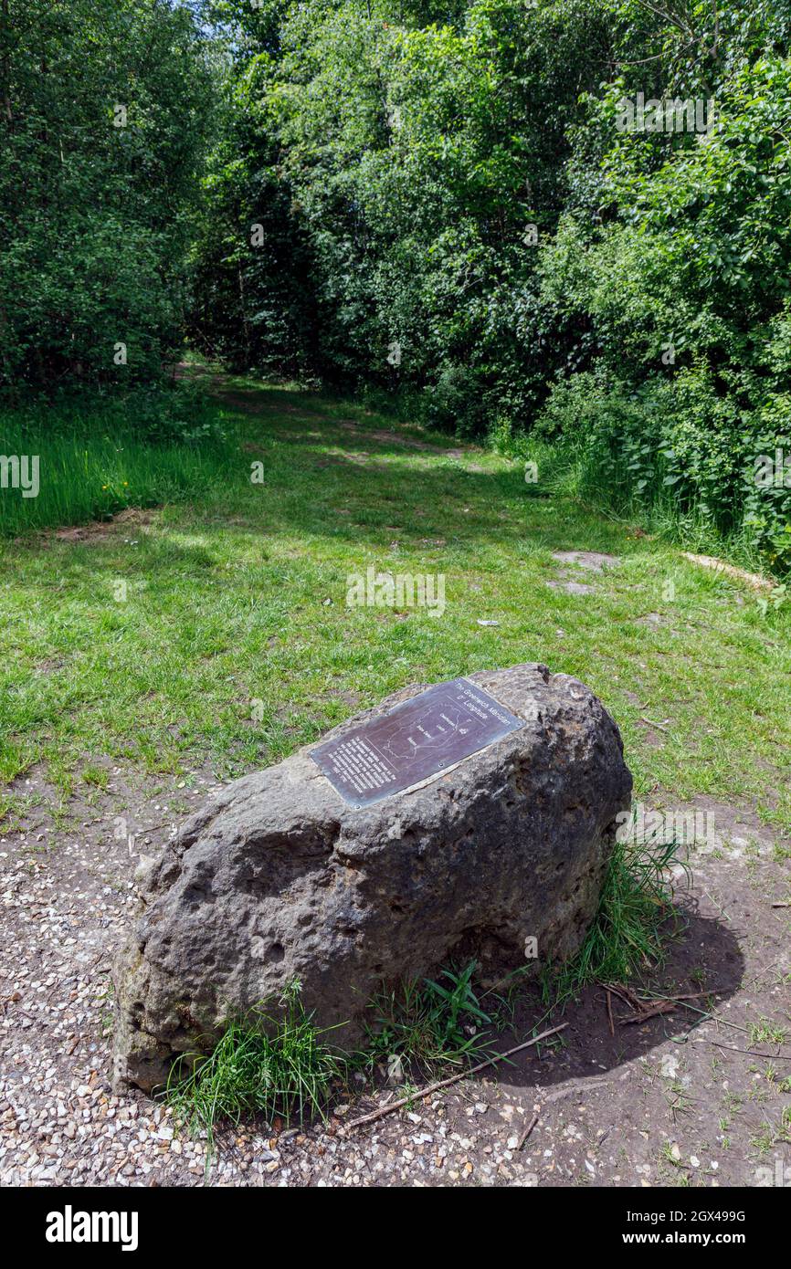 La pietra Meridian che segna il meridiano di Greenwich in Snipe Dales Country Park, vicino Hagworthingham, Lincolnshire Foto Stock