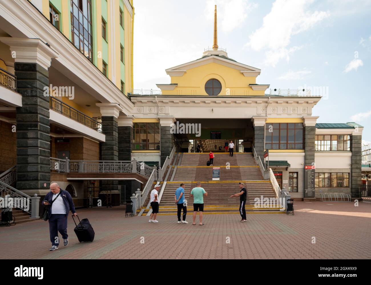 La costruzione di biglietterie suburbane e l'accesso alla piattaforma per treni con passeggeri sulle scale, presso la stazione ferroviaria principale della città. Foto Stock