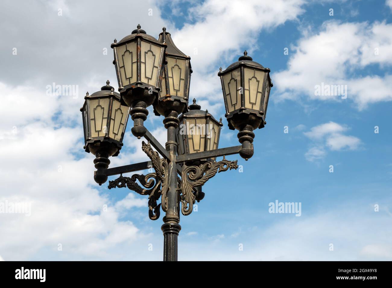 Lampada elettrica di strada urbana di vecchio stile sullo sfondo del cielo estivo. Foto Stock