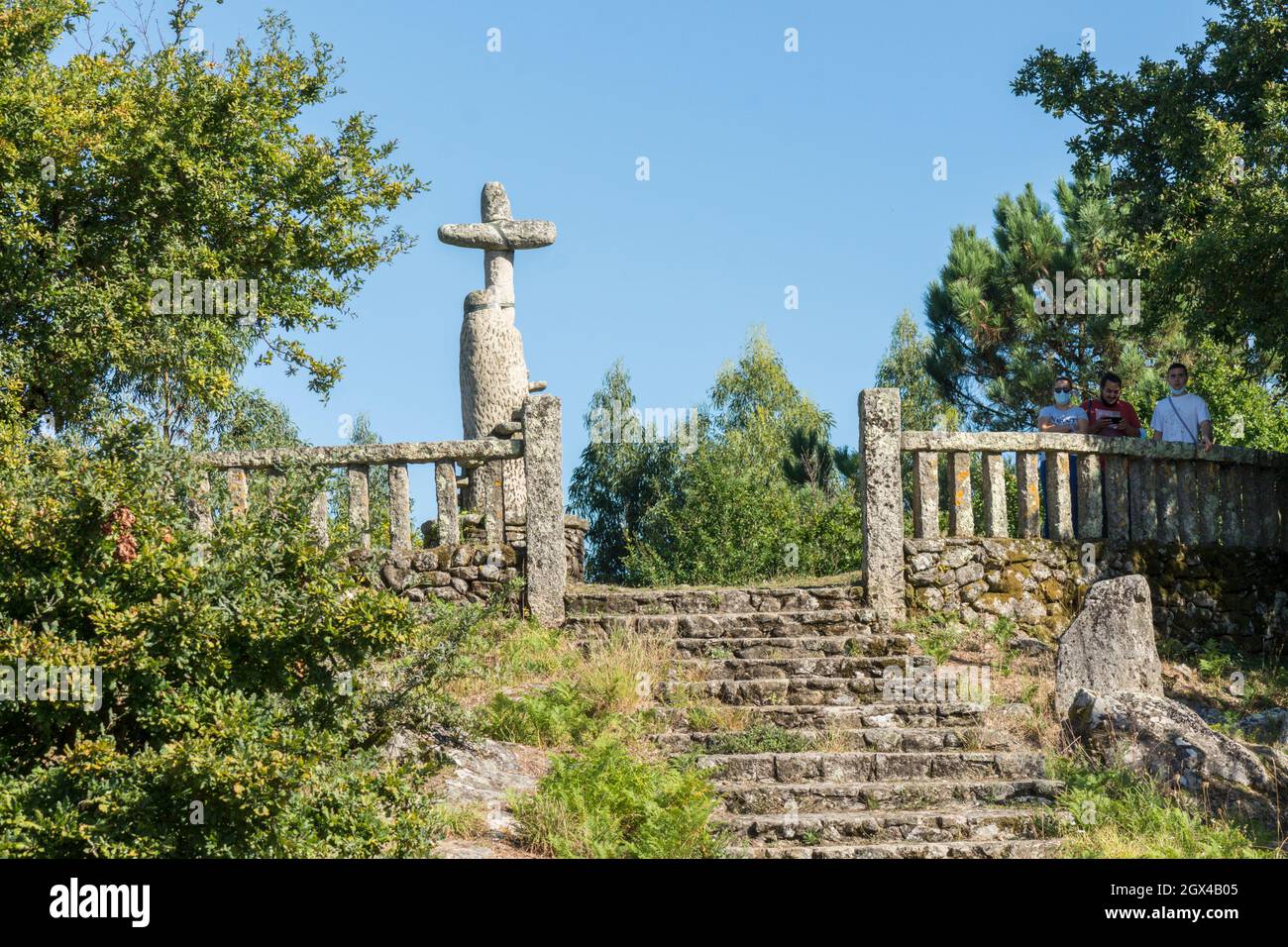 Croce di pietra fatta dallo scultore modernista Francisco Pazos sulla cima di una montagna vicino a Meaño, Galizia, Spagna. Foto Stock