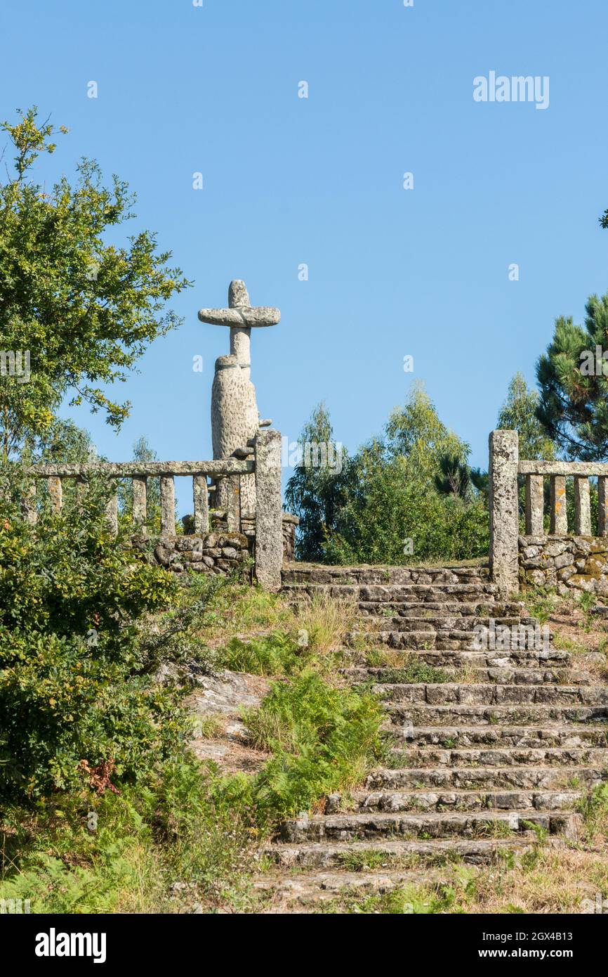 Croce di pietra fatta dallo scultore modernista Francisco Pazos sulla cima di una montagna vicino a Meaño, Galizia, Spagna. Foto Stock