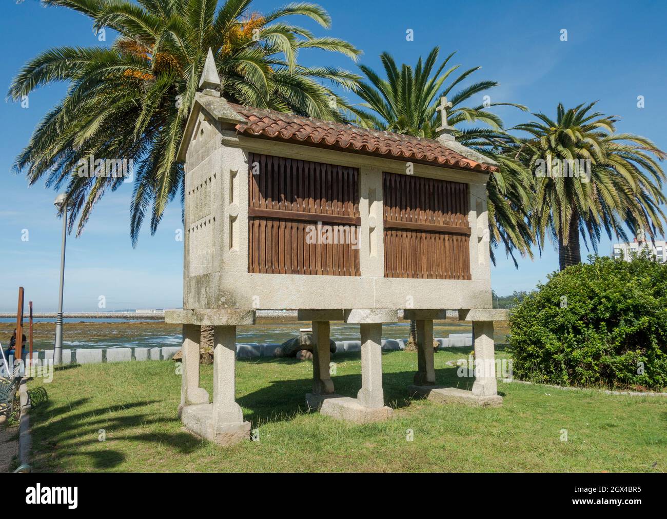 Tipico vecchio granaio galiziano (horreo) per proteggere la raccolta di frutta e mais nella città vecchia di Cambados, Pontevedra, Spagna. Foto Stock