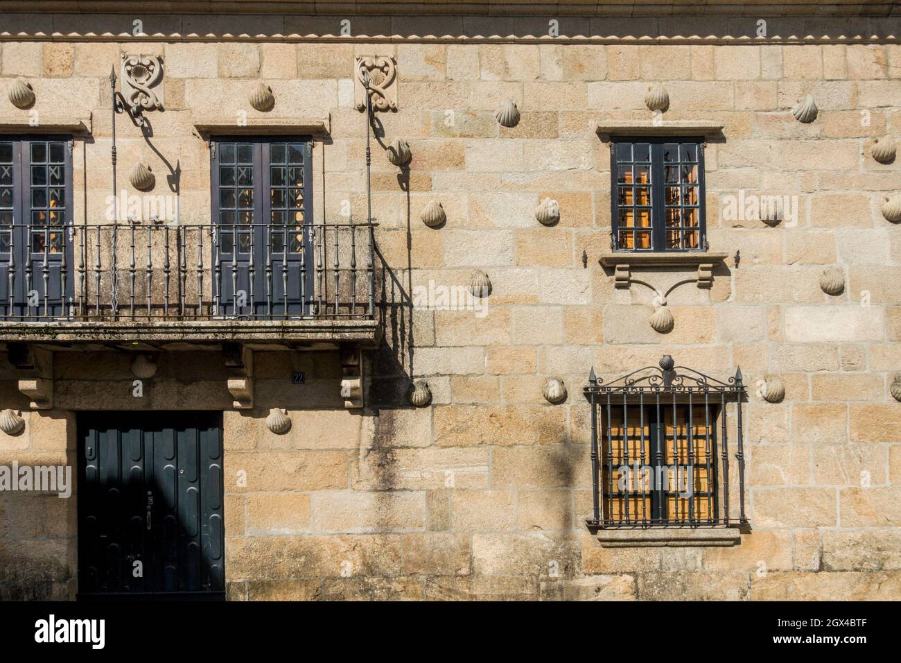 Cambados Spagna. Antico centro storico, con conchiglie di pellegrini, simbolo del Camino de Santiago, provincia di Pontevedra, Galizia, Spagna. Foto Stock