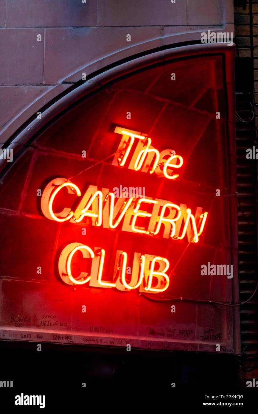 Cartello al neon all'ingresso del Cavern Club in Mathew Street a Liverpool Foto Stock