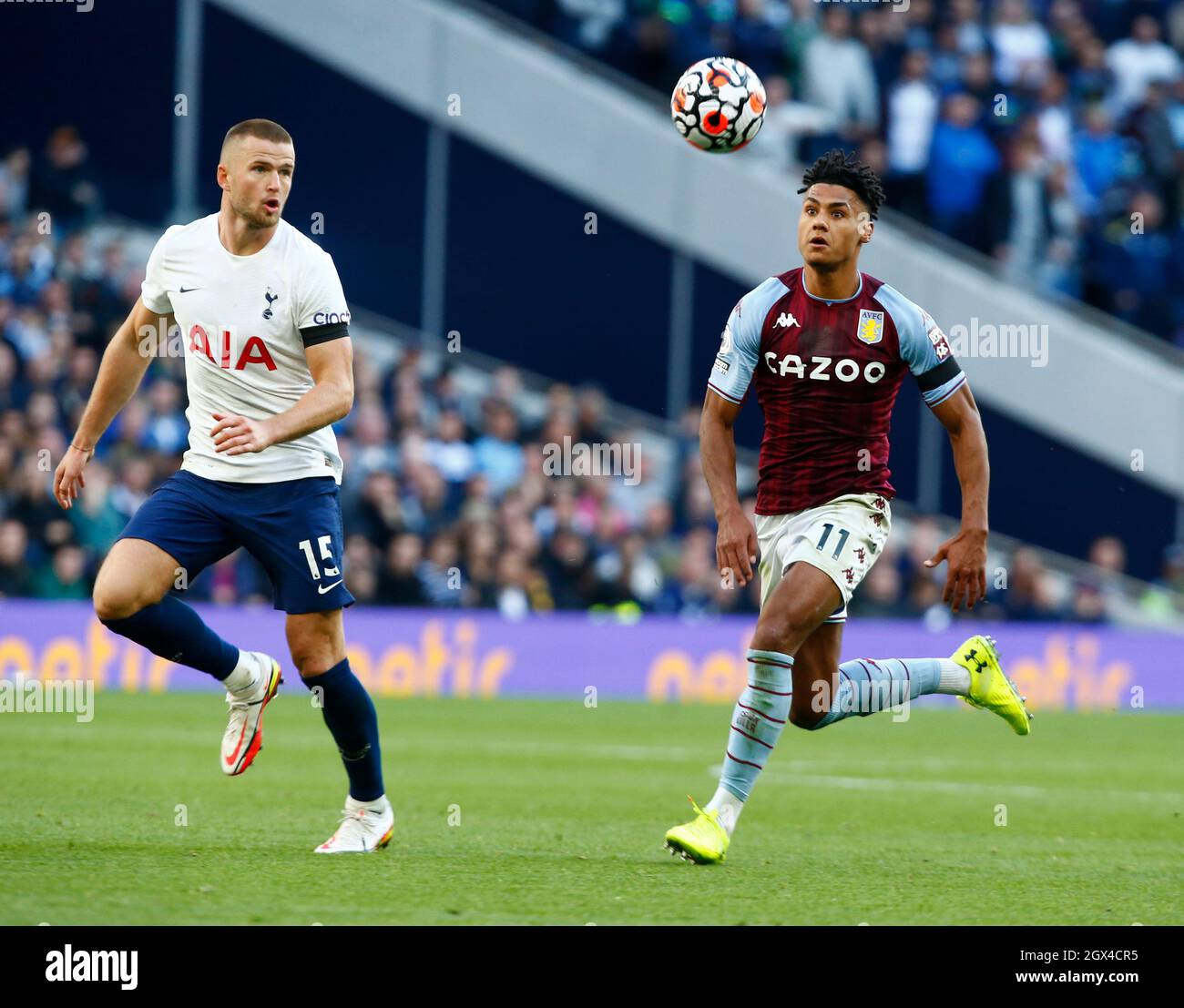 LONDRA, Inghilterra - OTTOBRE 03: Eric Dier di L-R Tottenham Hotspur e Ollie Watkins di Aston Villa durante la Premier League tra Tottenham Hotspur e A. Foto Stock