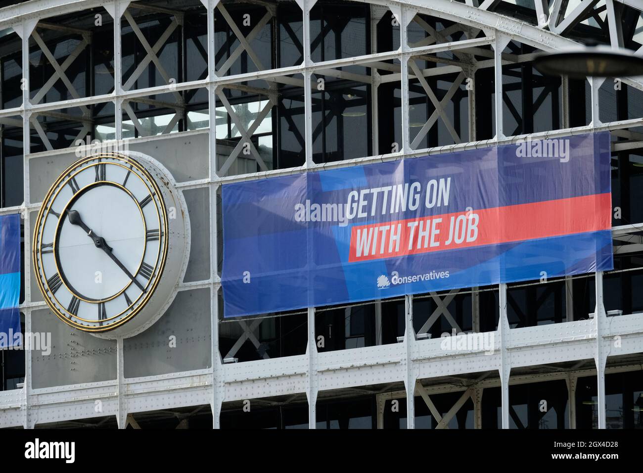 Manchester, Regno Unito – Lunedì 4 ottobre 2021 – come arrivare con lo slogan della Conferenza del partito conservatore del lavoro al Manchester Central Convention Complex. Foto Steven Maggio / Alamy Live News Foto Stock