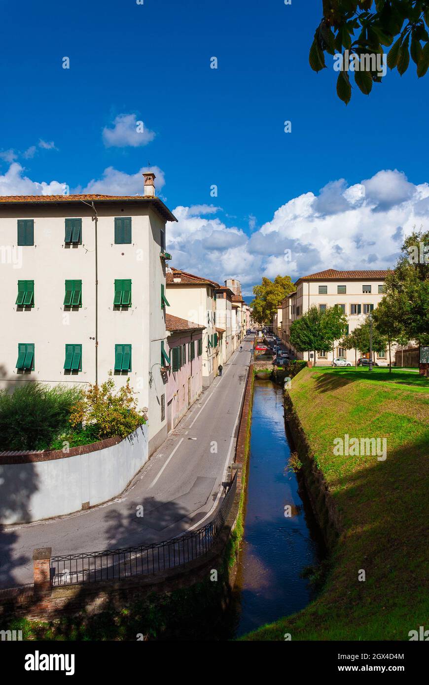'Via del Fosso' o 'Via dei fossi' nel centro storico di Lucca Foto Stock