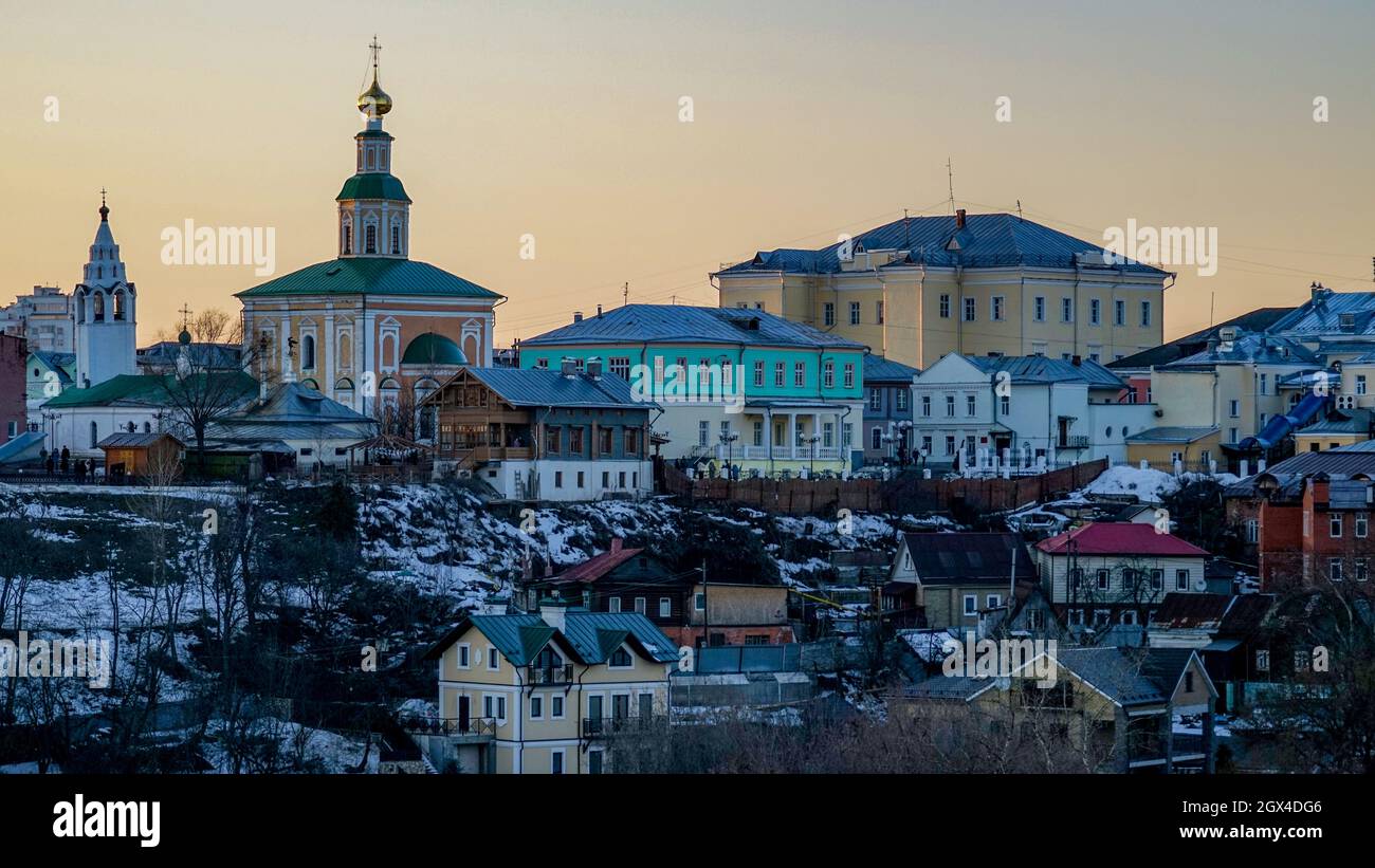L'anello d'oro della Russia, la città di Vladimir. Il centro città. Discesa da Bolshaya Moskovskaya Street e la chiesa di San Giorgio Foto Stock