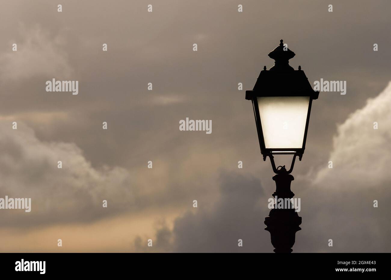 Lampada da strada in vecchio stile contro il cielo nuvoloso (con spazio per la copia) Foto Stock