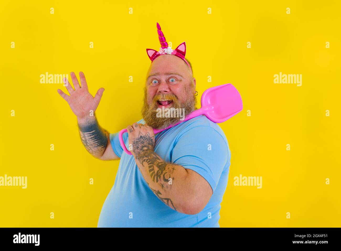 fat uomo con archetto gioco con paddle mare Foto Stock