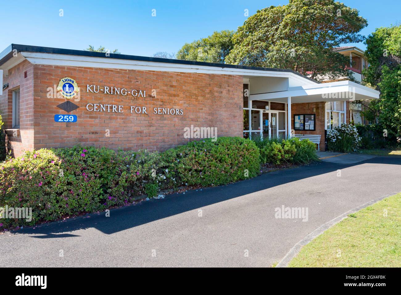 Il moderno Ku-ring-Gai Center for Seniors di Lindfield, Sydney, Austriaco, è un edificio con tetto in mattoni e farfalla d'acciaio Foto Stock