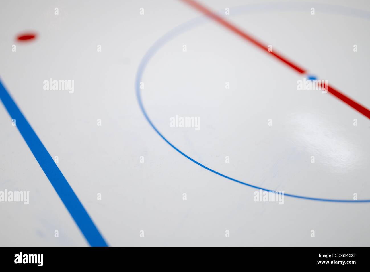 Espoo / Finlandia - 2 FEBBRAIO 2020: Primo piano selettivo di una tabella di analisi dell'hockey su ghiaccio con il punto di faceoff e la linea blu Foto Stock
