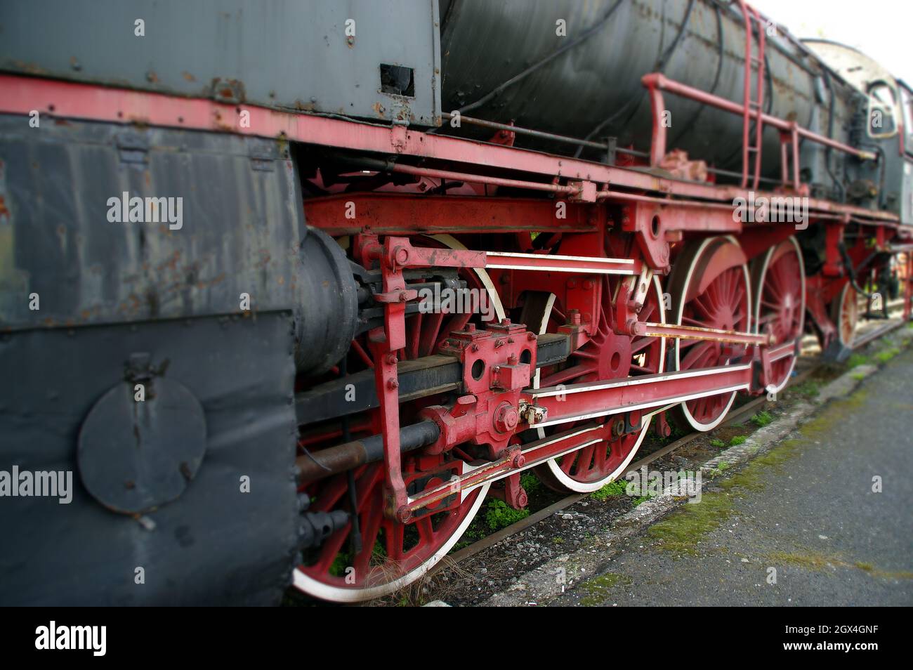 Vecchia locomotiva a vapore. Treno a carbone d'epoca. Ferro da stiro retrò arrugginito. Foto Stock