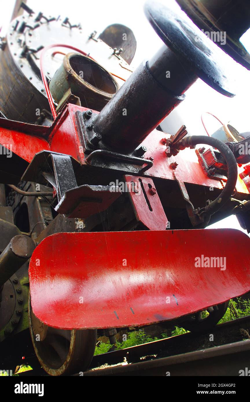 Vecchia locomotiva a vapore. Treno a carbone d'epoca. Ferro da stiro retrò arrugginito. Foto Stock