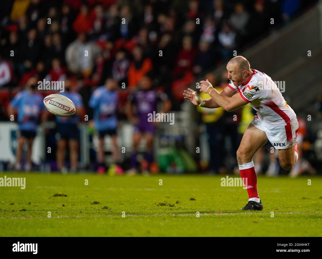 Saints James Roby passa la palla Foto di Steve Flynn/AHPIX.com, Rugby League: Partita Super League betfred partita semi-finale partita St Helens -V- Leeds R Foto Stock