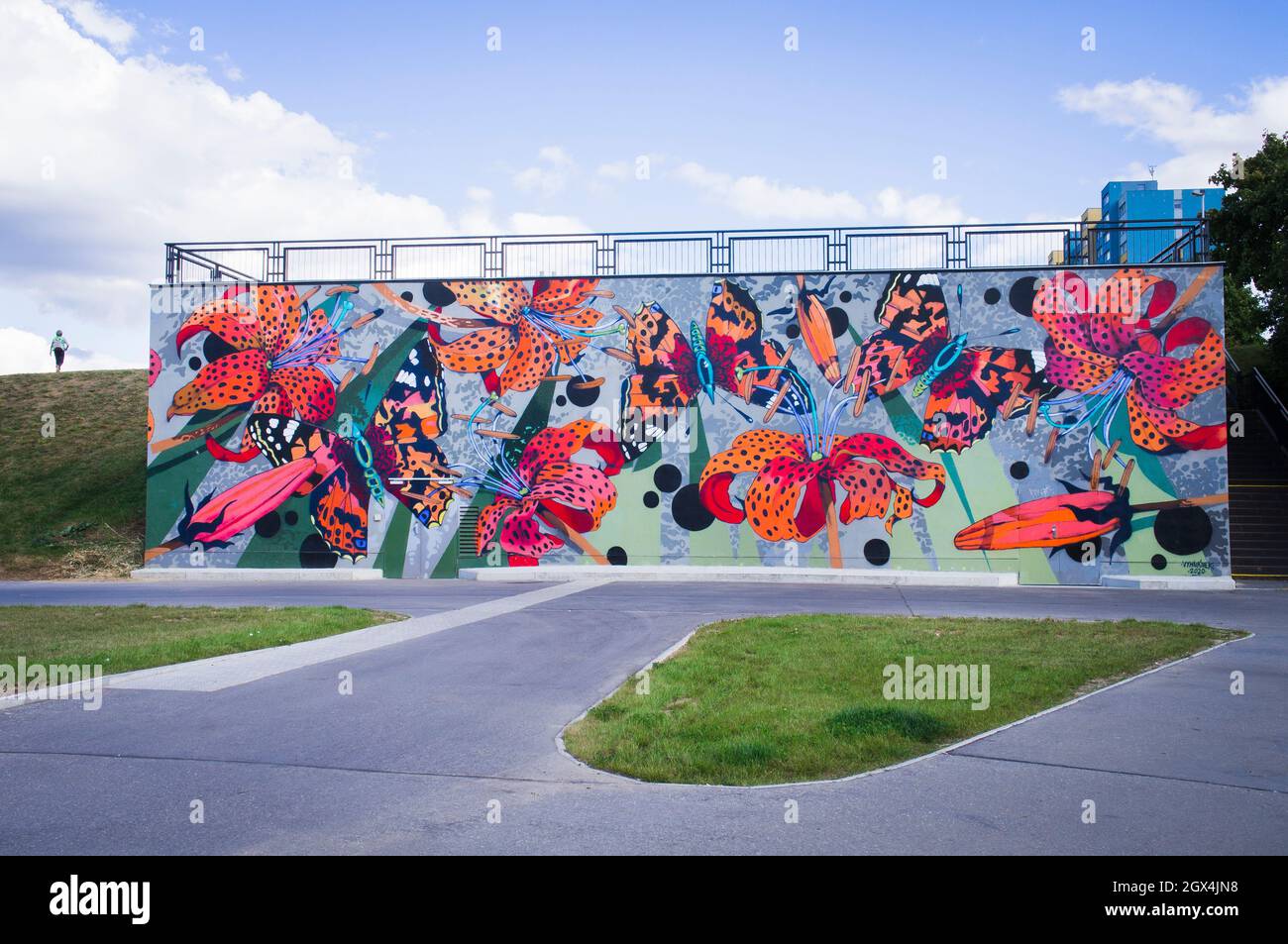 Arte murale 'Flora e Fauna' dell'artista Ondrej Vyhnanek che decora la ricostruita linea rossa della stazione della metropolitana di Opatov uscita di emergenza a Praga, Repubblica Ceca R. Foto Stock