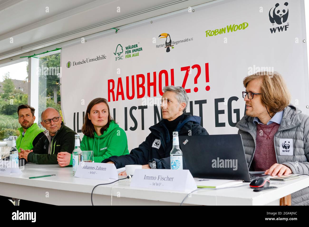 04 ottobre 2021, Schleswig-Holstein, Kiel: Peer Cyriacks (l-r, responsabile della conservazione della natura a Deutsche Umwelthilfe), Uwe Bayer, Managing Director di FSC Germania, Fenna Otten (Specialist Tropical Forest Officer presso Robin Wood, Johannes Zahnen, Wood Expert del WWF e addetto stampa del WWF Immo Fischer si riuniscono durante una conferenza stampa. Prima dell'arrivo della nave di addestramento a vela Gorch Fock a Kiel, l'alleanza d'azione informò sulle circostanze dell'approvvigionamento di legno di teak per la riparazione della nave. Foto: Frank Molter/dpa Foto Stock