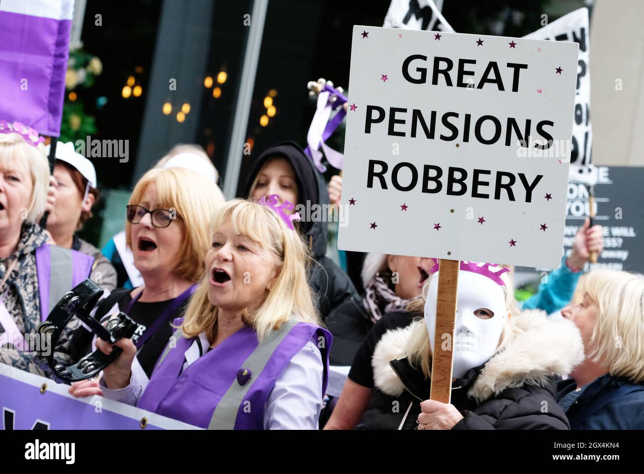 Manchester, Regno Unito – Lunedì 4 ottobre 2021 – Donne contro l’ingiustizia pensionistica statale – WASPI protesta le donne fuori dalla Conferenza del partito conservatore nel centro di Manchester contro l’aumento dell’età pensionabile femminile. Foto Steven Maggio / Alamy Live News Foto Stock
