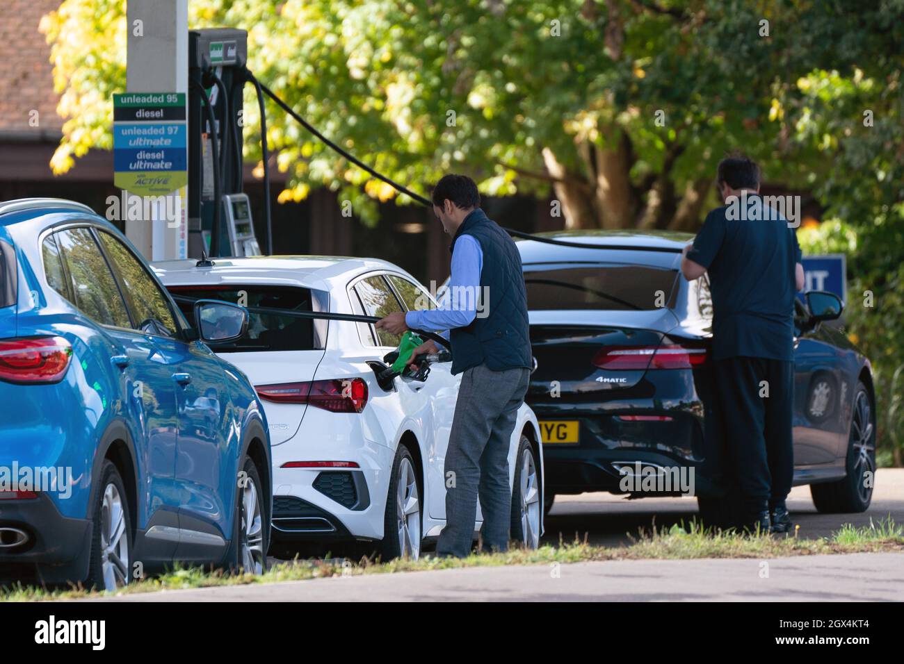 Gli automobilisti si riempiono di carburante presso un distributore di benzina a Hemel Hempstead. Data foto: Lunedì 4 ottobre 2021. Foto Stock
