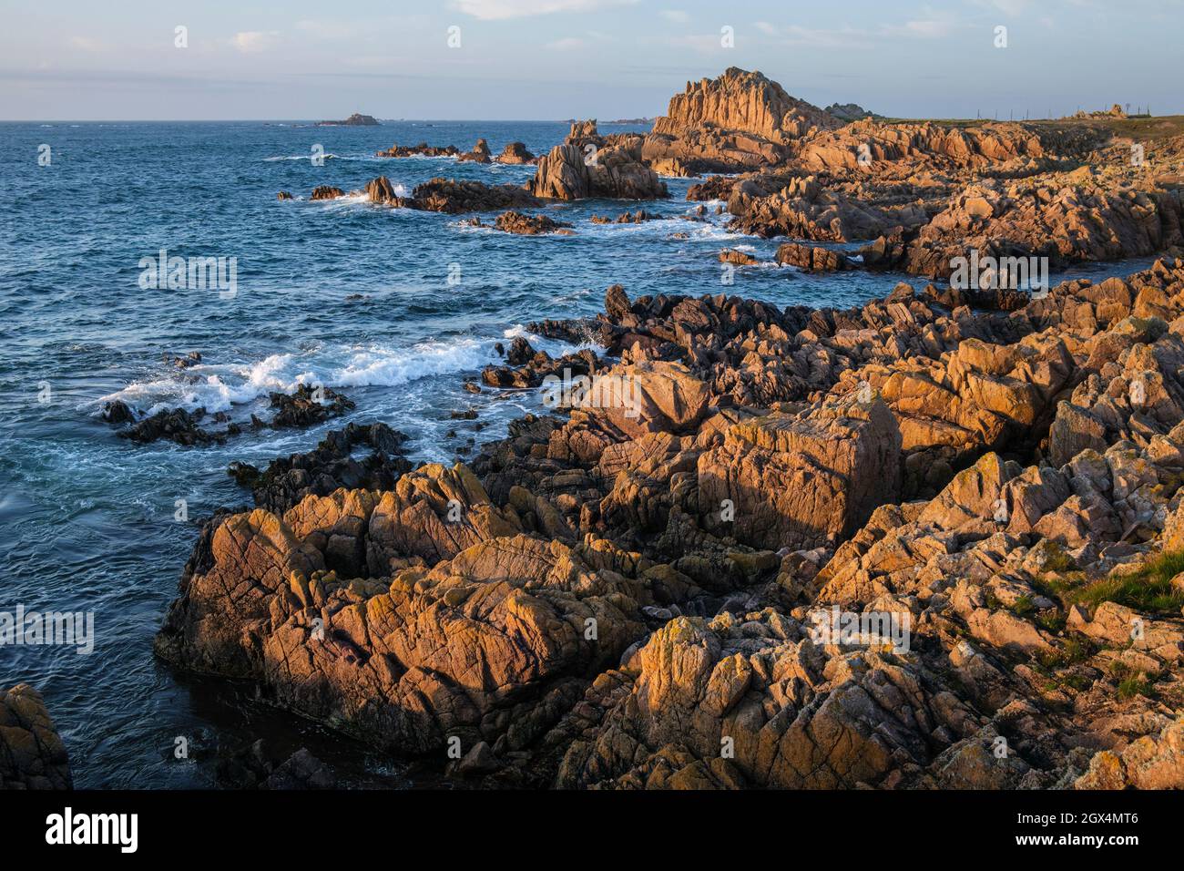 Ultima luce sulla costa rocciosa a Fort Hommet, Guernsey, Isole del canale Foto Stock