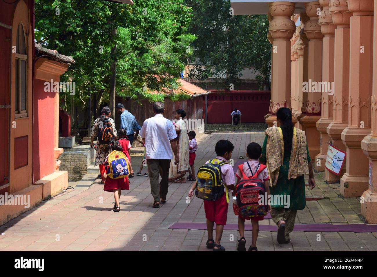 Bambini portati a scuola a Goa, India Foto Stock