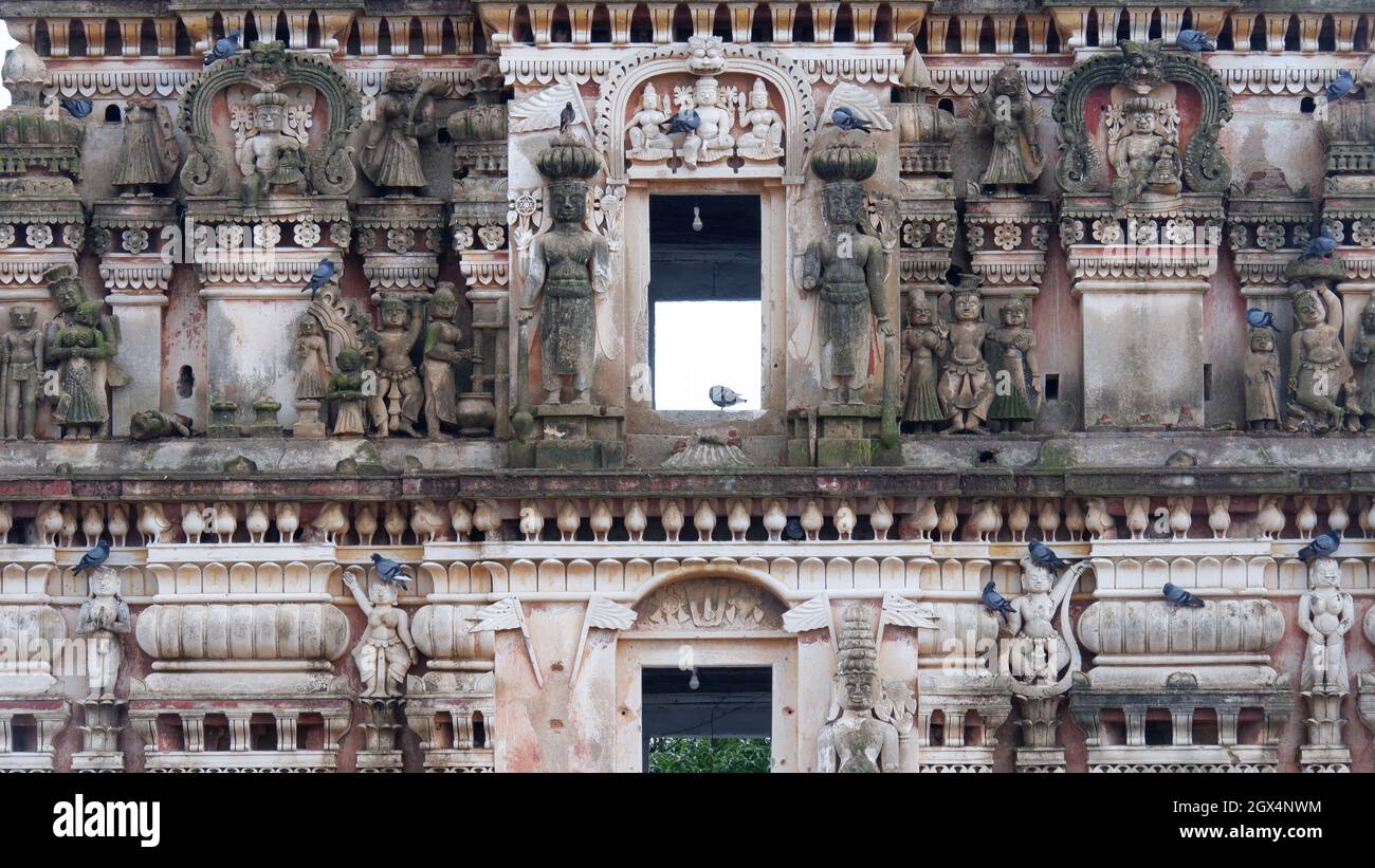 Antica scultura indù decorazione a Sri Rama Chandra tempio Gopura o porta, Ammapalli, Shamshabad, Telangana, India Foto Stock