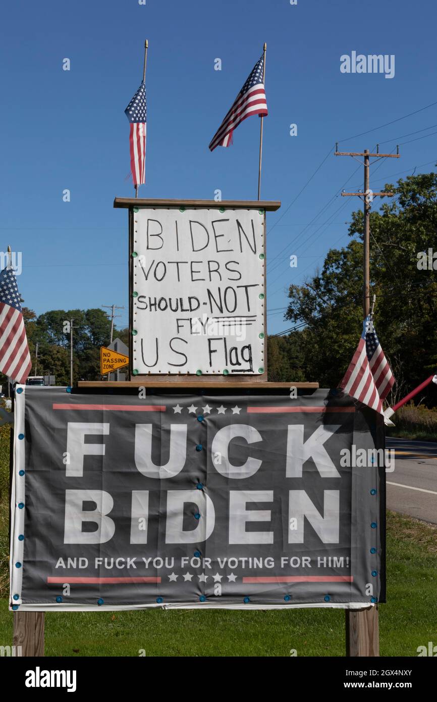 Titusville, Pennsylvania - quasi un anno dopo la sconfitta elettorale di Donald Trump del 2020, un sostenitore rurale della Pennsylvania Trump mostra dei segnali a sostegno di un 2024 Foto Stock
