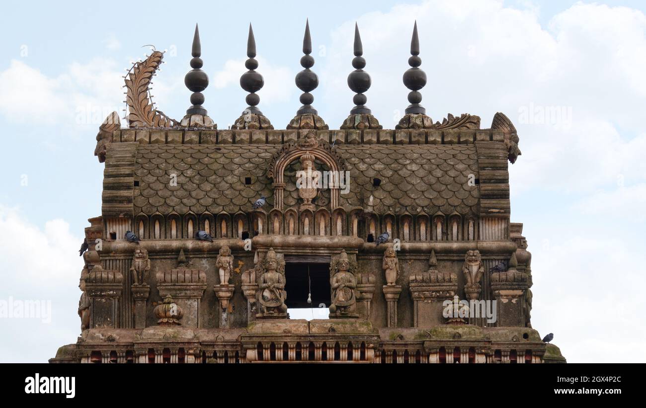 Cinque Kalasams di Gopura di Sri Rama Chandra tempiale un tempiale famoso di 700 anni, Shamshabad, Telangana, India Foto Stock