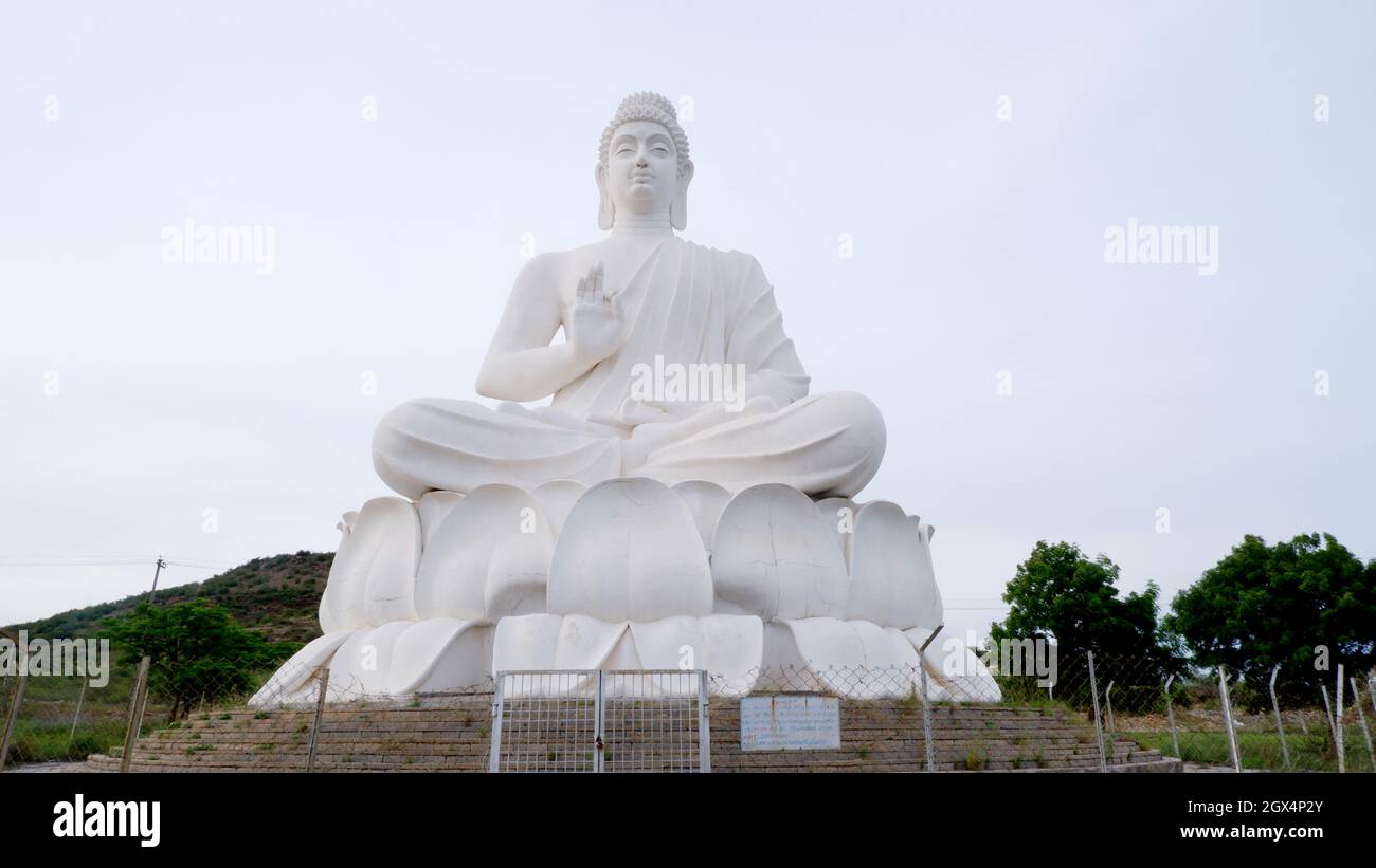 Statua del Buddha di 40 piedi seduta sul trono di loto alle grotte di Belum, Kolimigundla, Andhra Pradesh, India Foto Stock