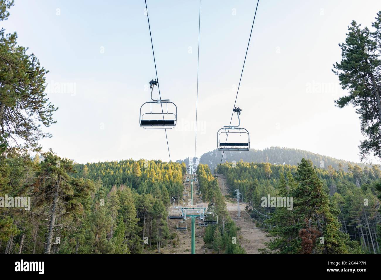 Seggiovia vuota nella stazione sciistica di montagna. Sport invernali nei Pirenei, Spagna. Foto Stock