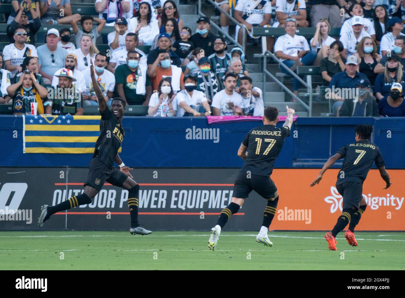 Dopo aver segnato un gol, il difensore del Los Angeles FC Mamadou Fall (5) festeggia con il centrocampista Brian Rodriguez (17) e la Benedizione del Latif in avanti (7) durante un Foto Stock