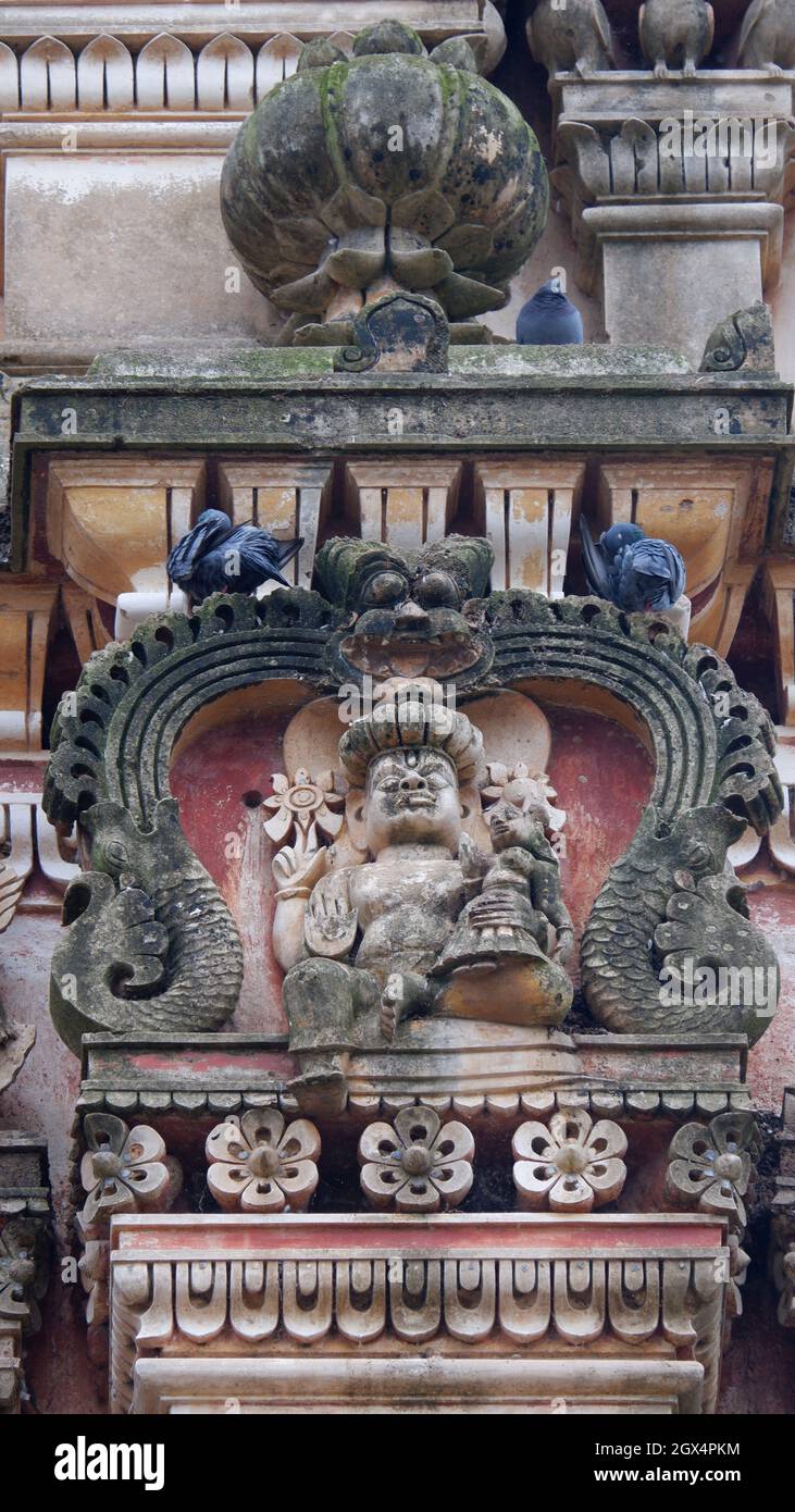 Sculture in pietra sul tempio di Shri Rama Chandra gopura, Ammapalli, Shamshabad, Telangana, India. Foto Stock