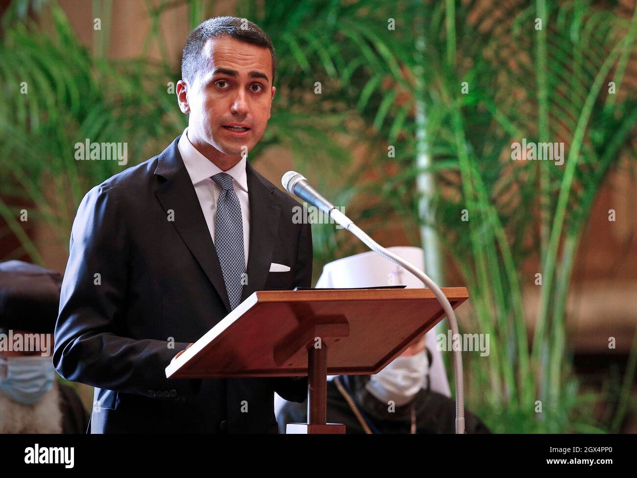 Vaticano. 4 ottobre 2021. Luigi di Maio, ministro degli Esteri italiano, si rivolge all’incontro “fede e Scienza: Verso la COP26, alla presenza di Papa Francesco e di altri capi religiosi nella Sala delle Benediczioni in Vaticano il 4 ottobre 2021. L'incontro ha fatto parte della fase di avvio della Conferenza sul cambiamento climatico delle Nazioni Unite, chiamata COP26, a Glasgow, Scozia, dal 31 ottobre al 12 novembre 2021. Credit: dpa Picture Alliance/Alamy Live News Foto Stock