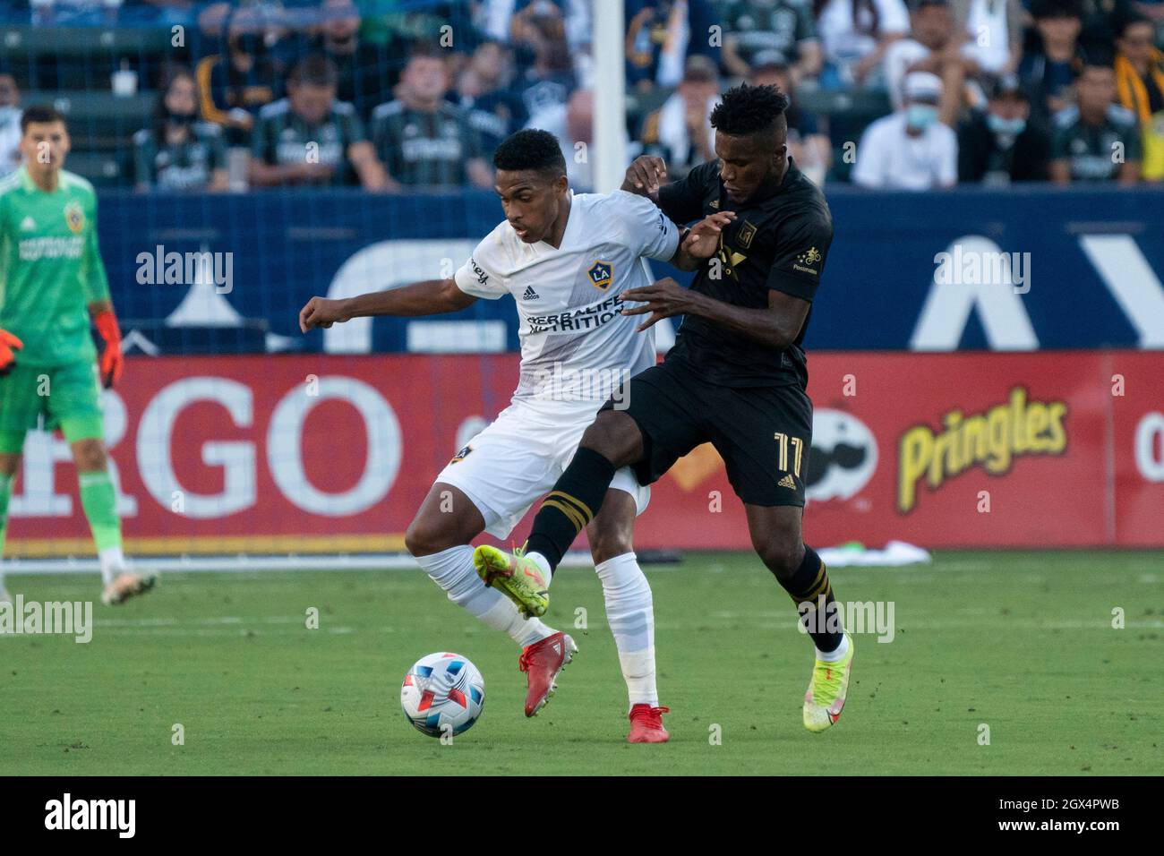 Il centrocampista di Los Angeles Galaxy Rayan Raveloson (6) è difeso dal centrocampista di Los Angeles FC Jose Cifuentes (11) durante una partita MLS, domenica 3 ottobre 2021, Foto Stock